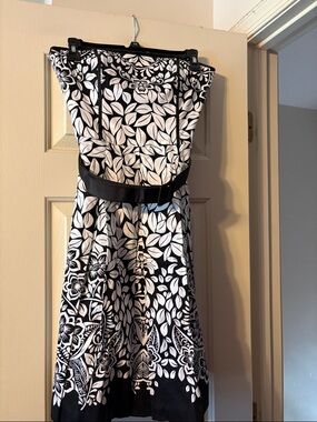 White House Black Market Black and White Floral Dress Size 2